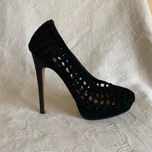 badgley mischka black pumps